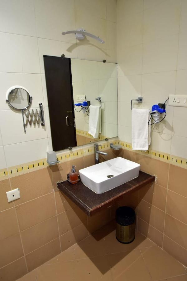 Caves County Resort Malegaon Екстер'єр фото