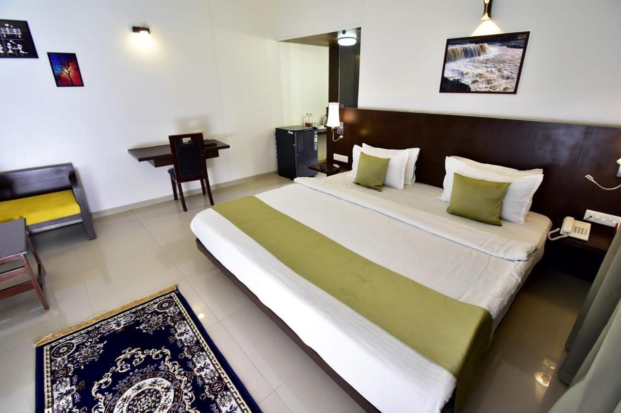 Caves County Resort Malegaon Екстер'єр фото