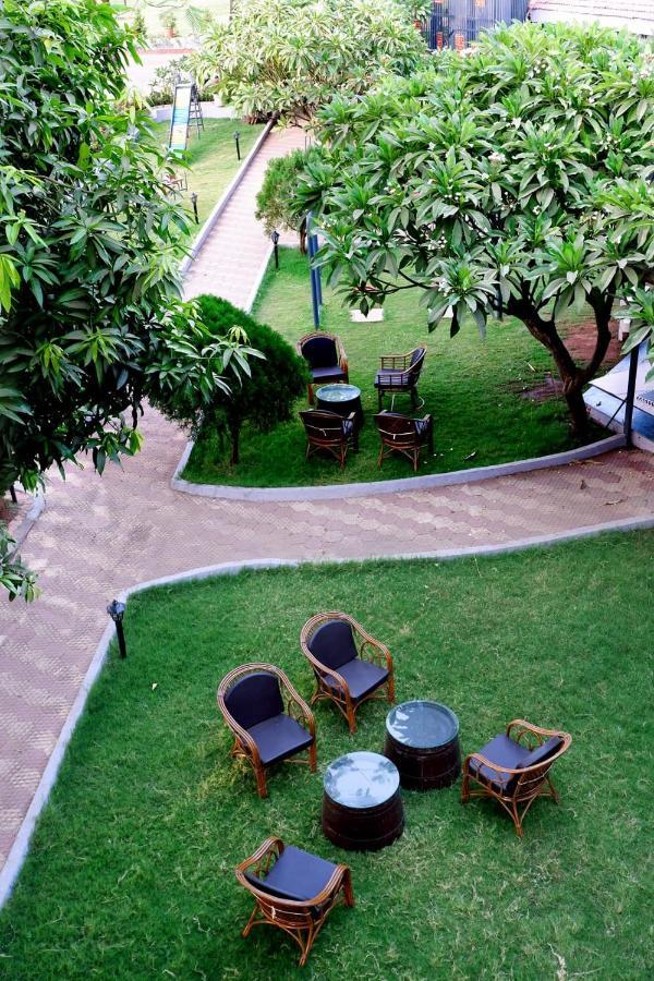 Caves County Resort Malegaon Екстер'єр фото