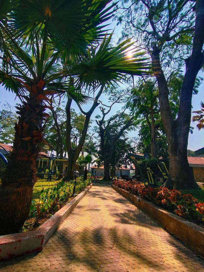 Caves County Resort Malegaon Екстер'єр фото